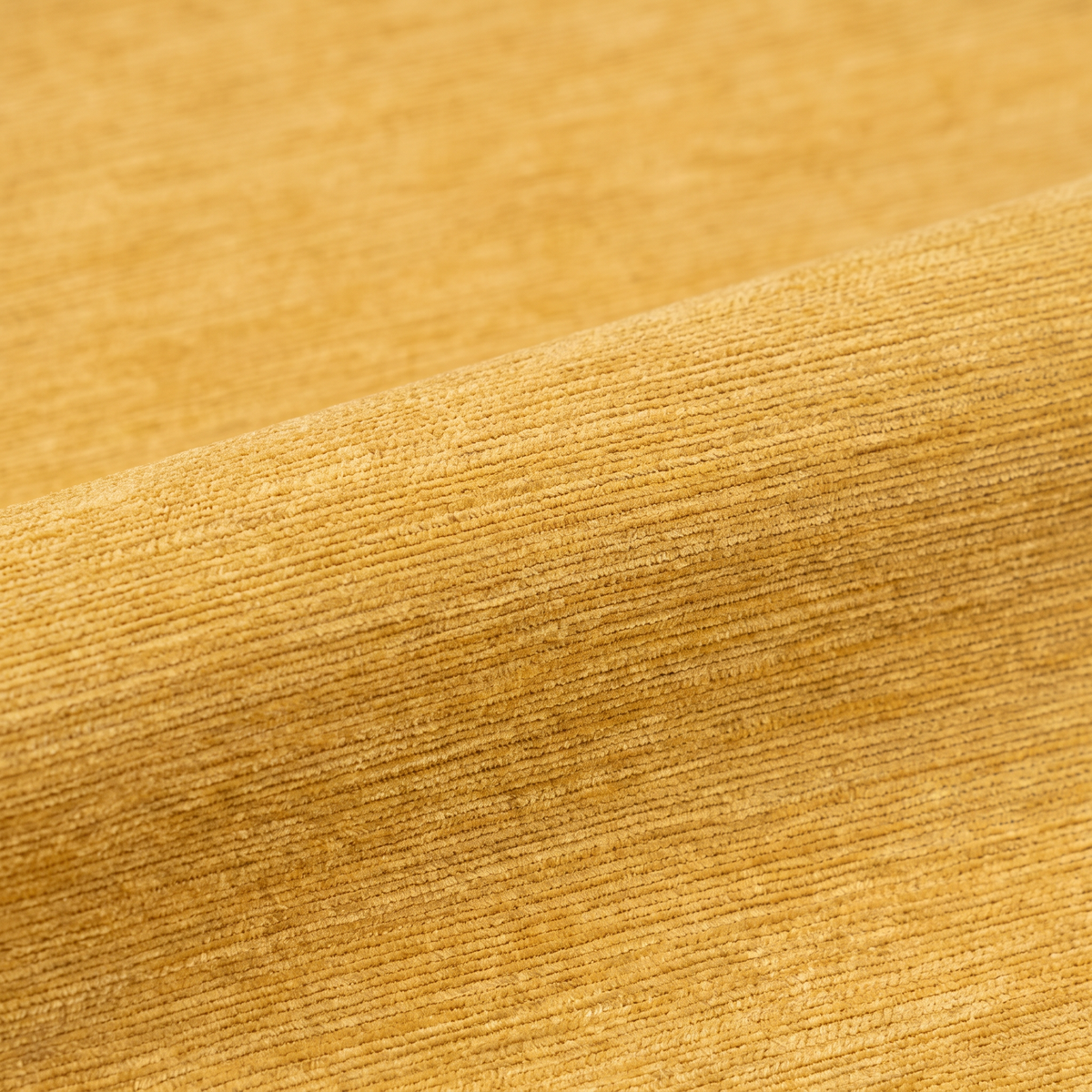 MONACO fabric 140 cm — Ύφασμα MONACO-70 σε απαλή κυματιστή πτυχή, ώχρα με λεπτές οριζόντιες νεράδες.