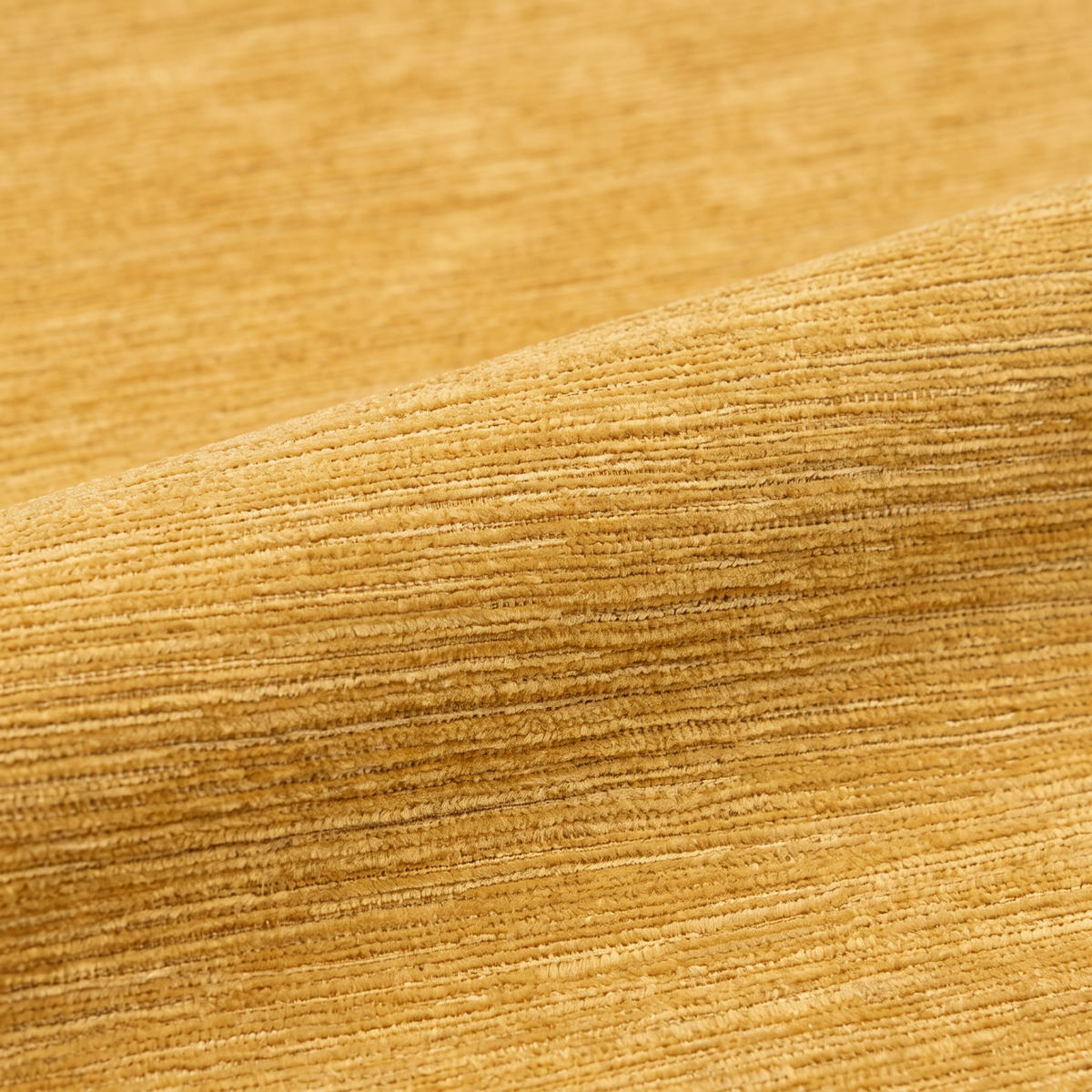 MONACO fabric 140 cm — Ύφασμα MONACO-89 σε απαλή κυματιστή πτυχή, χρυσοκίτρινο με λεπτές οριζόντιες νεράδες.